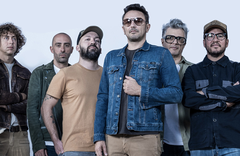 Fotografía de los integrantes de la banda No Te Va Gustar, posando juntos con estilos casuales y actitud confiada.