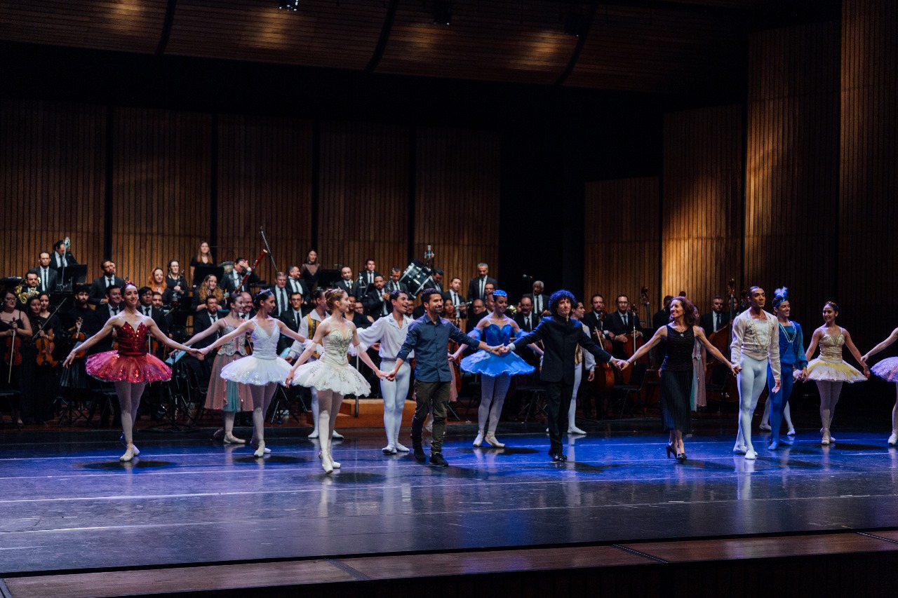 Bailarines del Ballet Metropolitano y músicos de la Orquesta Filarmónica de Medellín saludan al público al final de una función en el Teatro El Tesoro.
