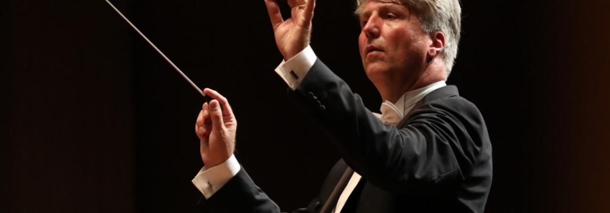 Henrik Schaefer, director invitado de la Orquesta Filarmónica de Medellín, dirigiendo durante un concierto.
