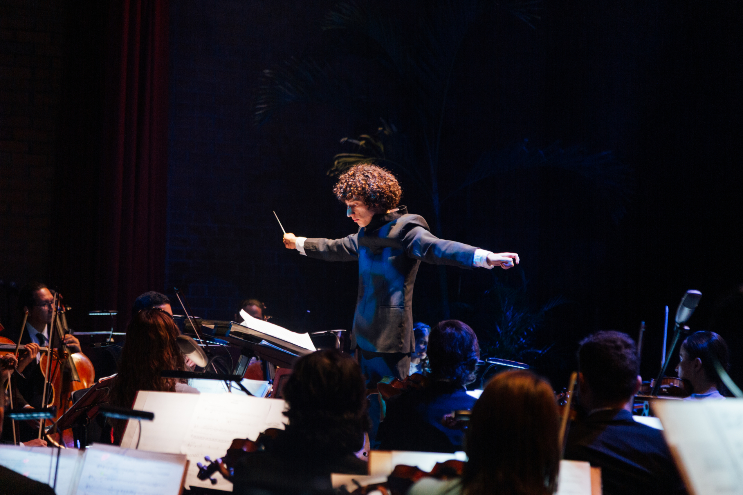 Director de orquesta Tami Daniel Rueda-Blanco conduce apasionadamente a la Filarmónica de Medellín durante un concierto en vivo