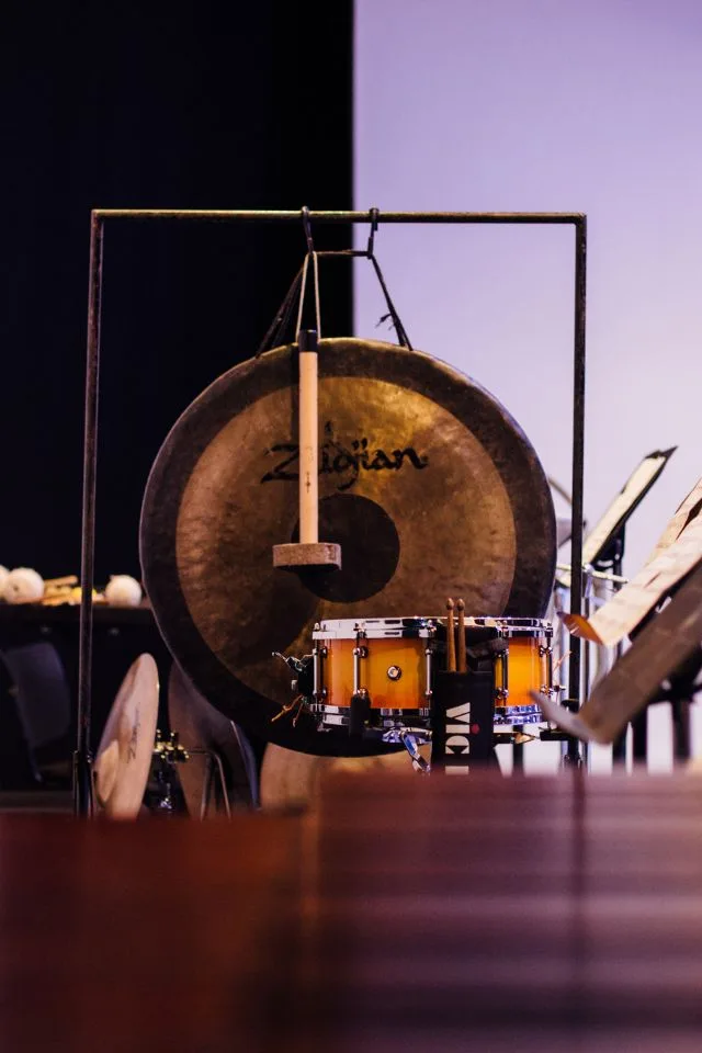 Instrumentos de percusión de la Orquesta Filarmónica de Medellín: gong, redoblante y platillos en escenario