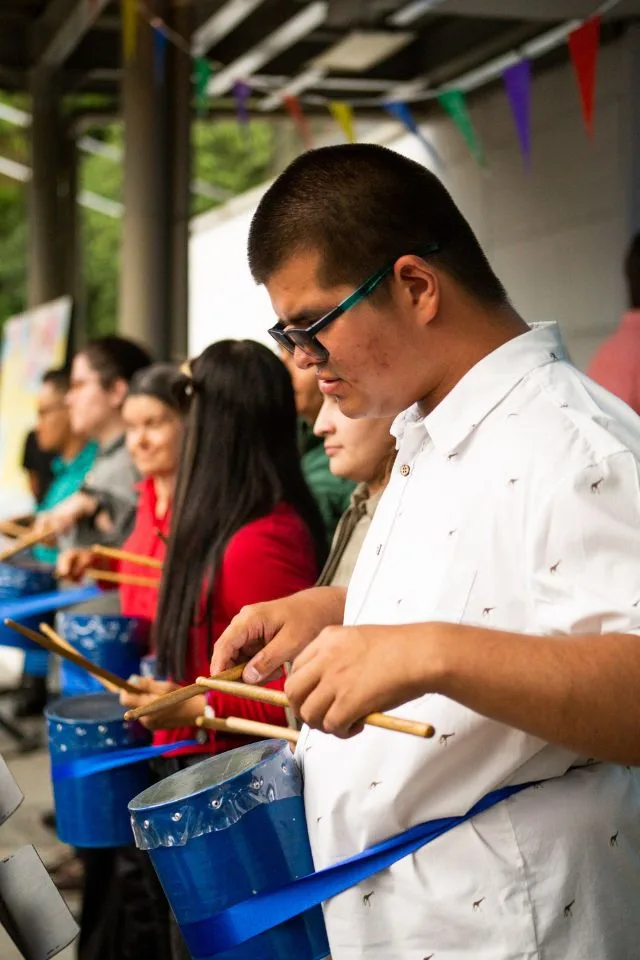 Joven con discapacidad participando en un taller de percusión del programa Soy Músico de la Orquesta Filarmónica de Medellín