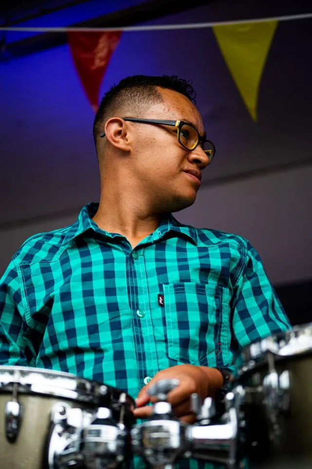 Joven con discapacidad interpretando percusión en una presentación del programa Soy Músico de la Orquesta Filarmónica de Medellín