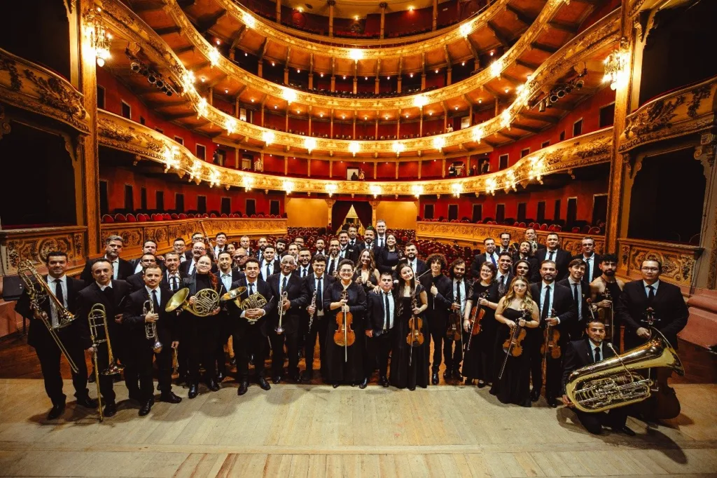 La Orquesta Filarmed posando en el escenario del Teatro El Círculo de Rosario, Argentina