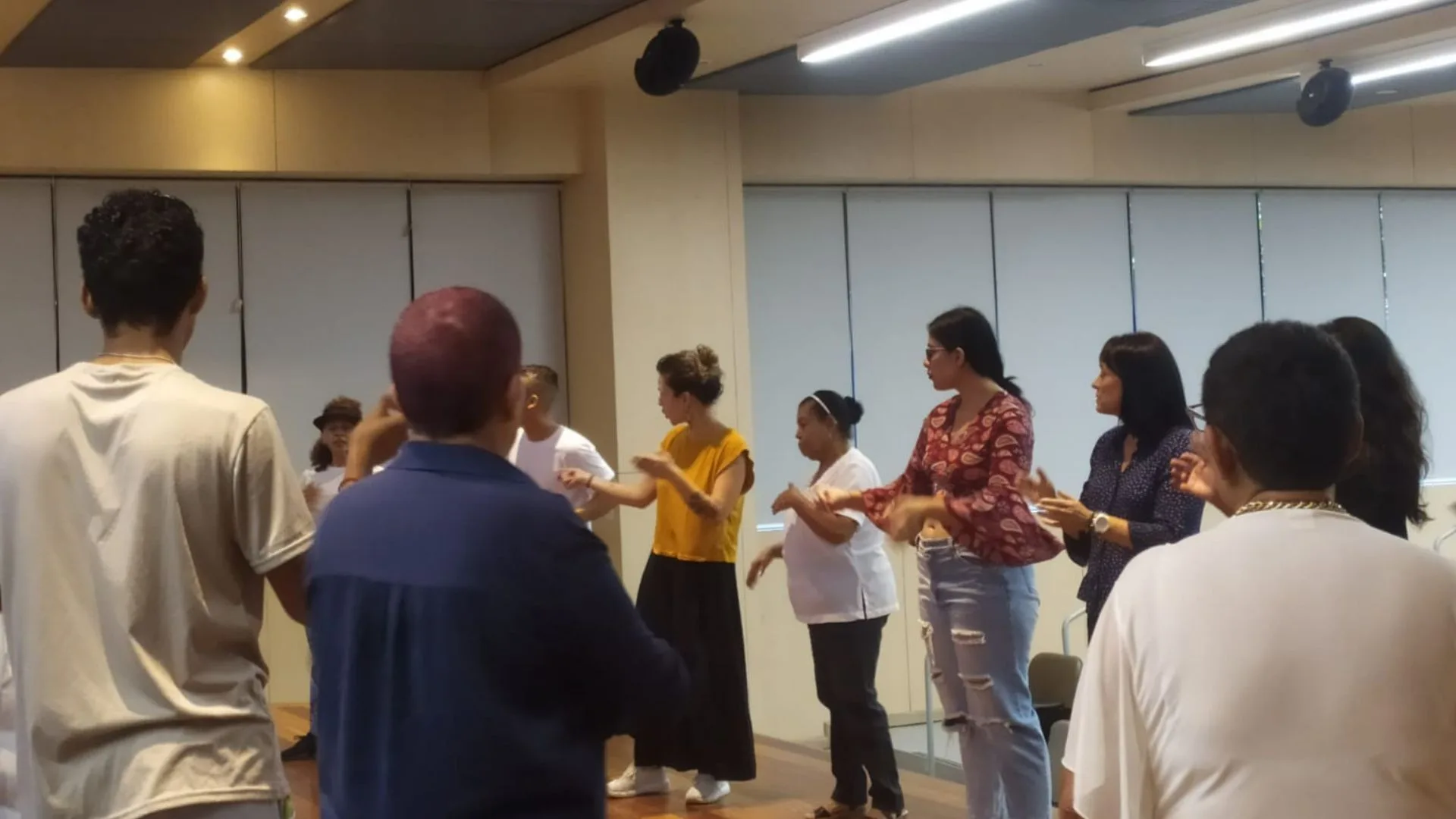 Participantes del programa Coro Reconciliación de la Orquesta Filarmónica de Medellín en actividad grupal de integración y expresión corporal