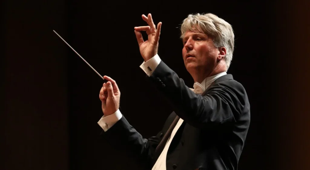Henrik Schaefer, director invitado de la Orquesta Filarmónica de Medellín, dirigiendo durante un concierto.