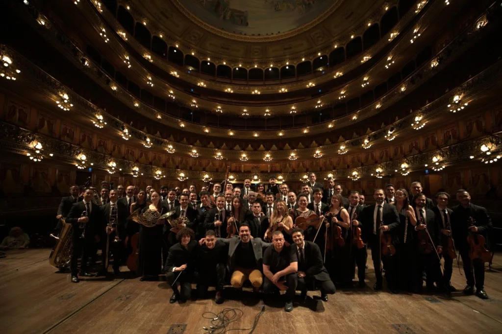 Filarmed posando en el escenario del Teatro Colón de Buenos Aires durante su gira en Argentina