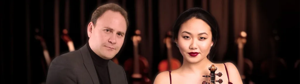 La violinista Stella Chen con su violín y el director venezolano Christian Vásquez posan juntos para la Orquesta Filarmónica de Medellín en el marco del concierto de temporada 2025.