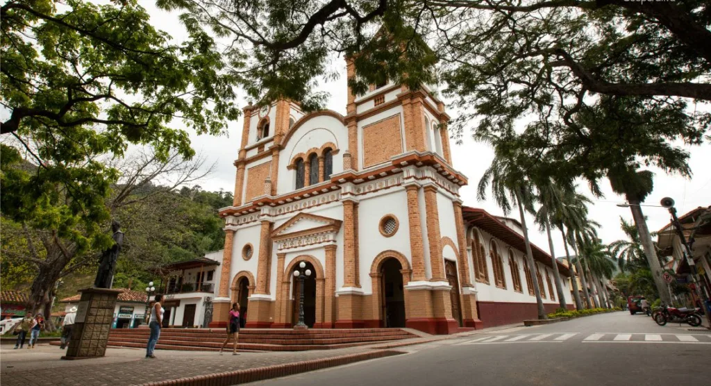 Iglesia principal de Jardín, Antioquia, en cuya plaza se encuentra también la Escuela de Música del municipio.