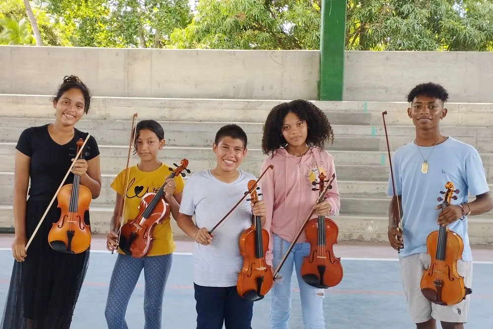 Jóvenes violinistas de la Orquesta Filarmónica Infantil y Juvenil de Urabá
