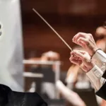 Retrato de Gustav Mahler junto a Paolo Bortolameolli dirigiendo en concierto