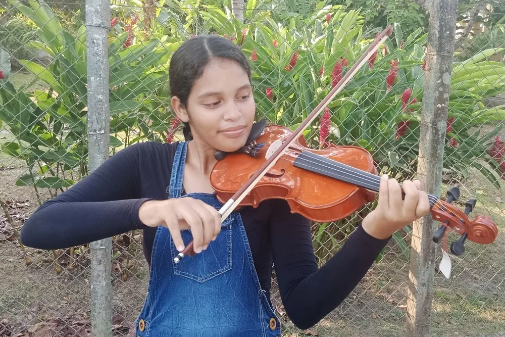 Mariana ayala toca el violin, pues ella hace parte de Orquesta Filarmónica Infantil y Juvenil de Urabá.
