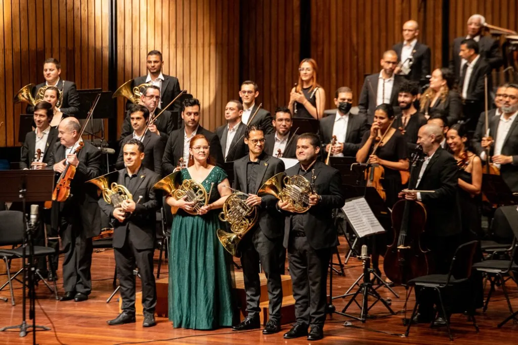 Marisol posa junto a otros músicos sobre el escenario