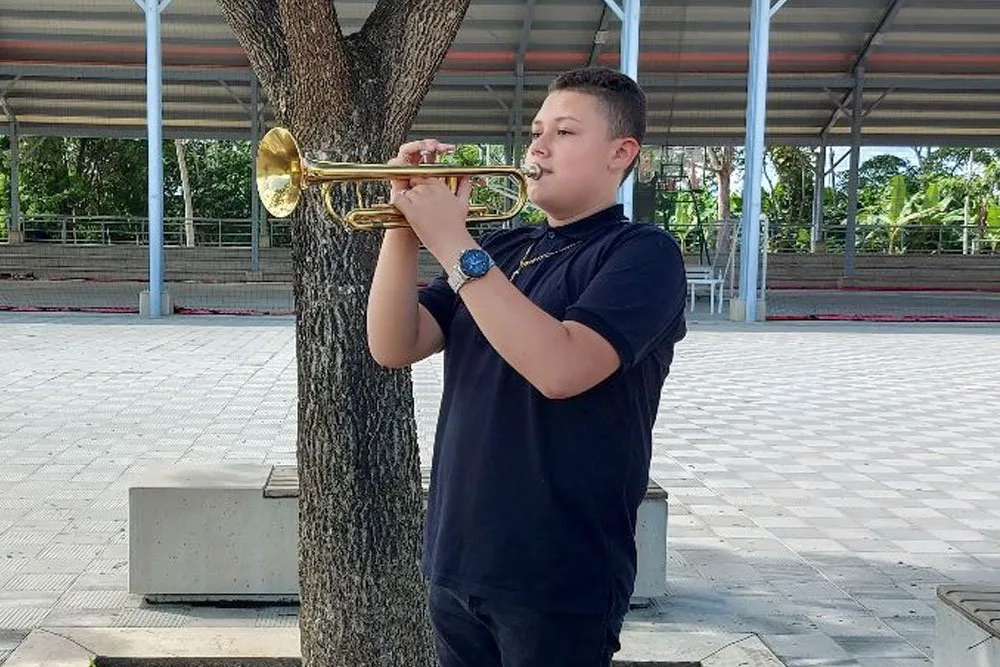 Miguel Ángel Rengifo joven trompetista de la Orquesta Filarmónica Infantil y Juvenil de Urabá