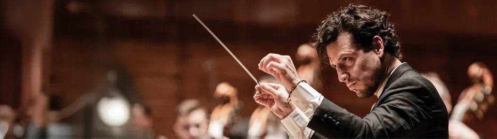 Director Paolo Bortolameolli conduciendo con intensidad a la Orquesta Filarmónica de Medellín durante la Novena Sinfonía de Mahler
