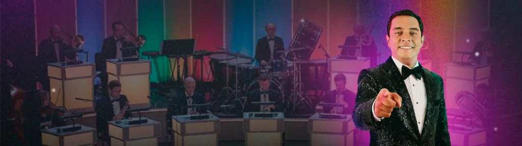 Grupo de personas en el juego tipico de los 80, compre la orquesta y a un lado la imagen del presentador colombiano Dany Hoyos